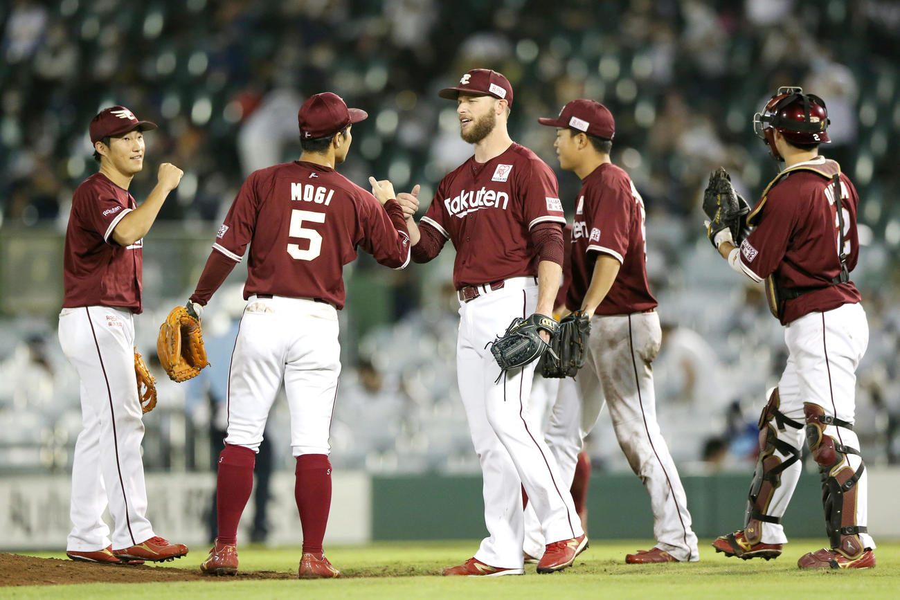 オリックス対楽天　楽天のブセニッツ（中央）は試合を締め笑顔でナインらとグータッチする（撮影・上山淳一）
