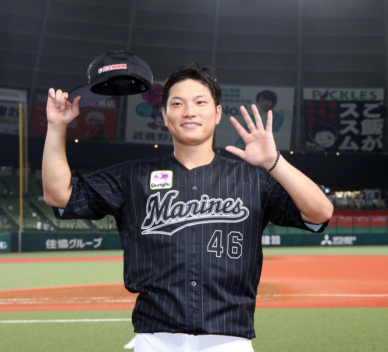 西武対ロッテ　完封は逃したが、5勝目を挙げた岩下は「5」とポーズを作り、笑顔を見せる（撮影・浅見桂子）