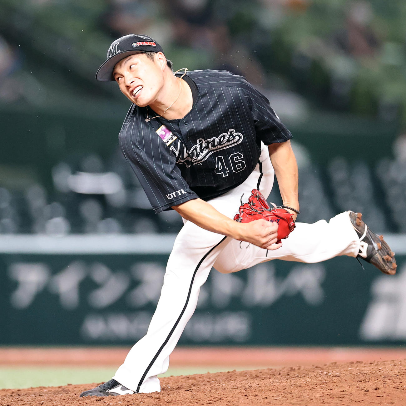 西武対ロッテ　7回裏西武の攻撃で汗を飛ばして力投する岩下（撮影・浅見桂子）