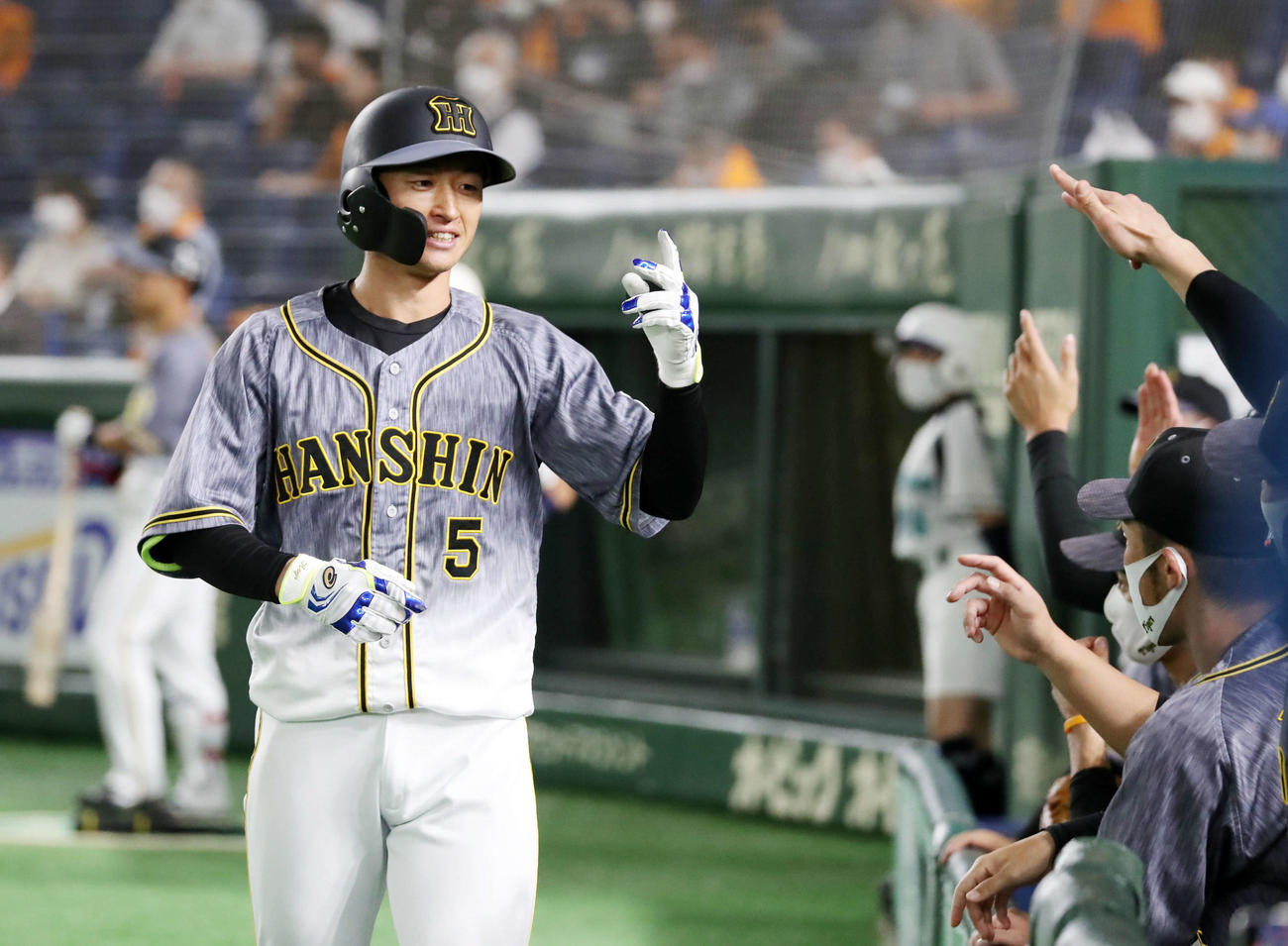 巨人対阪神　1回表阪神無死、先制の右越え本塁打を放ちナインとエアタッチする近本（左）（撮影・加藤哉）