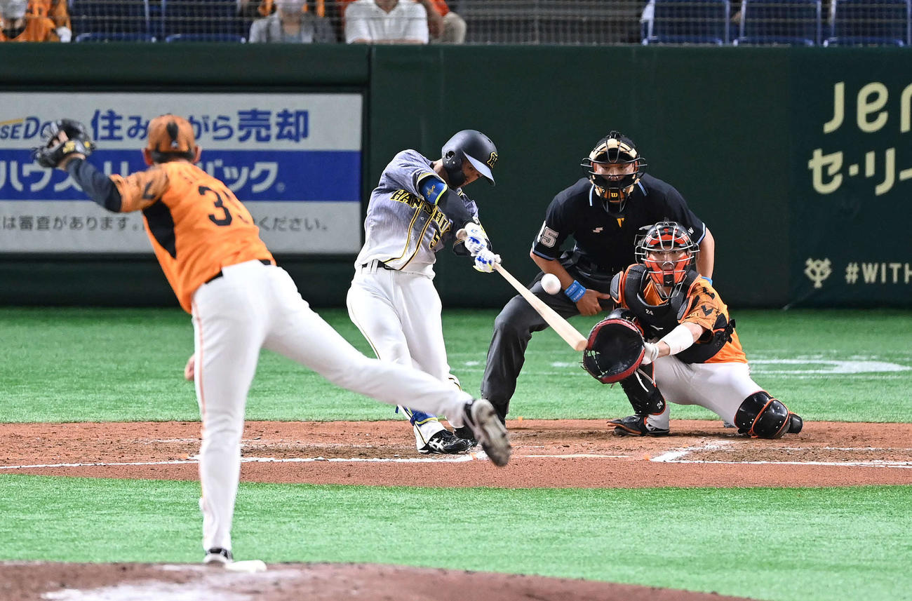 巨人対阪神　6回表阪神無死、右越えソロ本塁打を放つ近本。投手桜井（撮影・鈴木みどり）