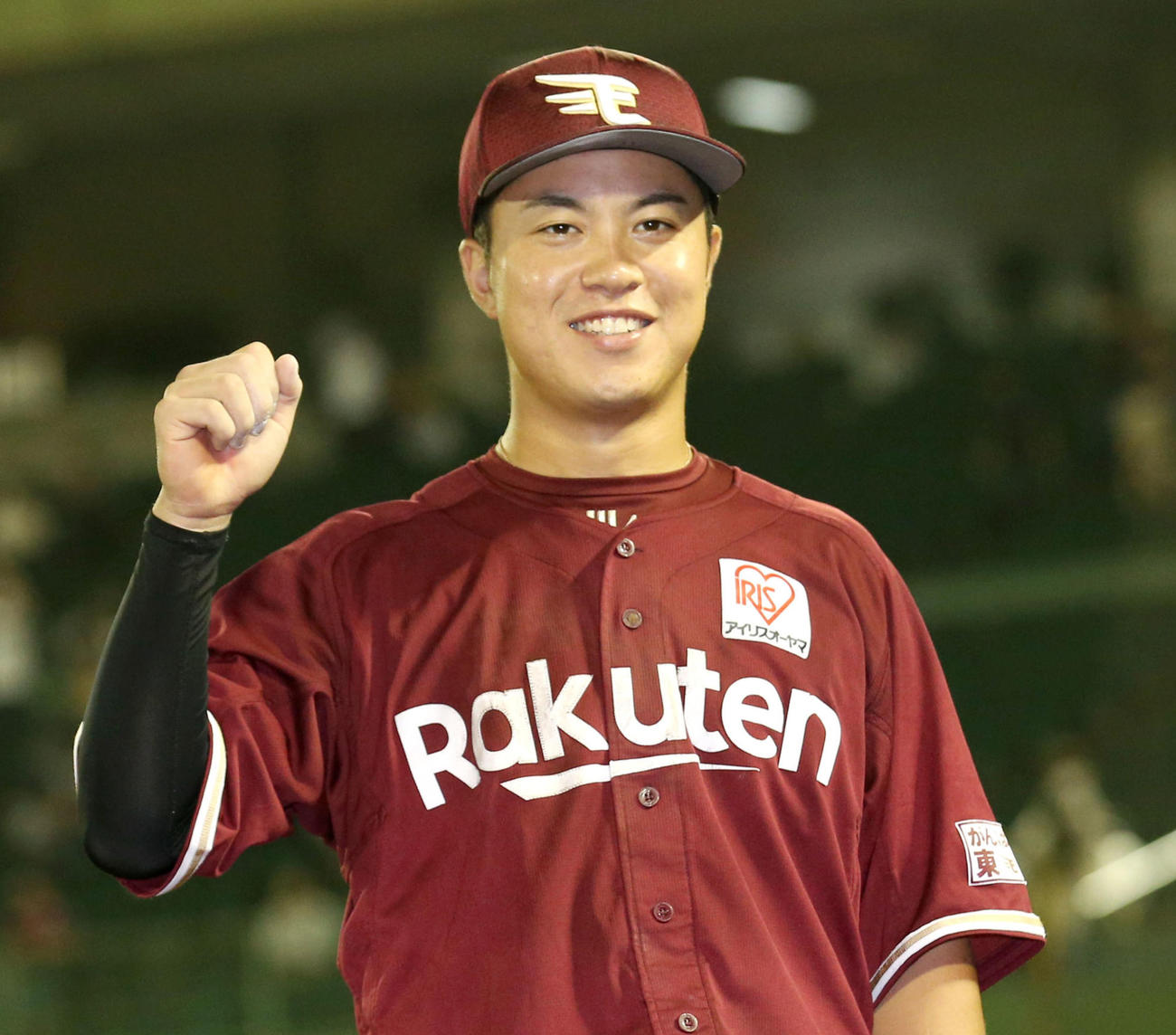 オリックス対楽天　ヒーローインタビュー後、笑顔で記念撮影する楽天の渡辺佳（撮影・上山淳一）