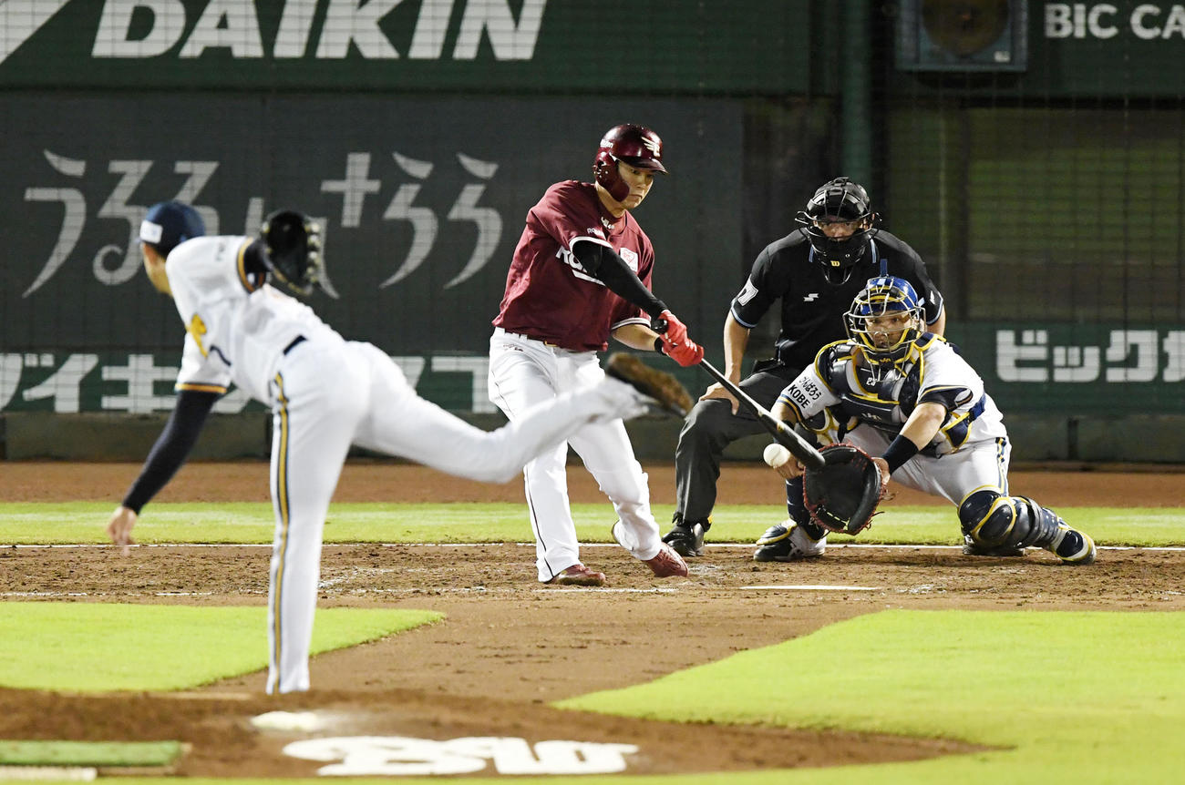 オリックス対楽天　4回表楽天1死一、二塁、渡辺佳は左前適時打を放つ。投手増井（撮影・前岡正明）