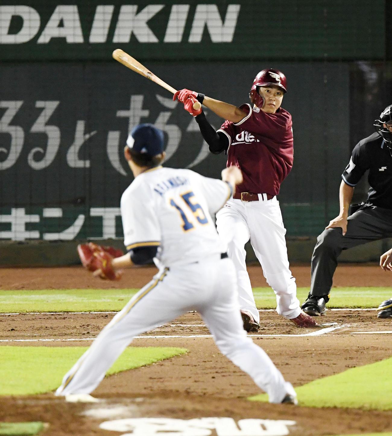 オリックス対楽天　6回表楽天1死二塁、渡辺佳は左中間に適時三塁打を放つ。投手荒西（撮影・前岡正明）