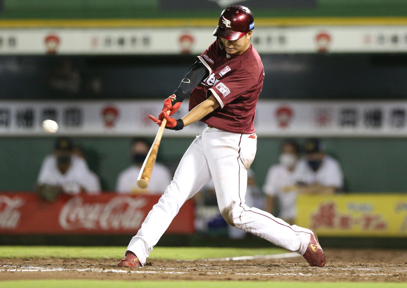 オリックス対楽天　8回表楽天1死、渡辺佳は左前打を放つ（撮影・上山淳一）