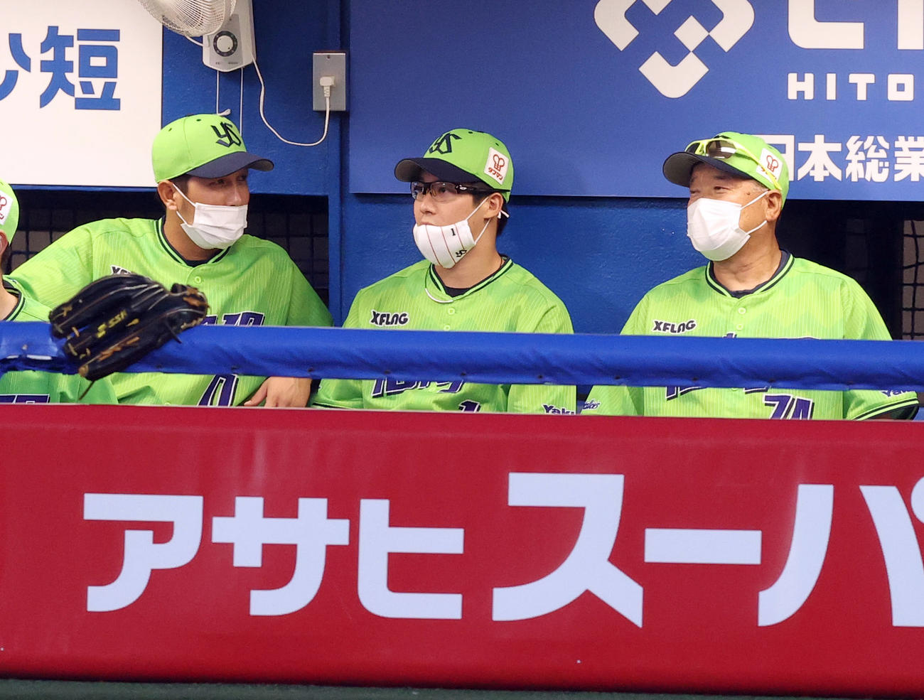 ヤクルト対DeNA　試合前、ベンチでメガネをかけるヤクルト山田哲（中央）（撮影・垰建太）