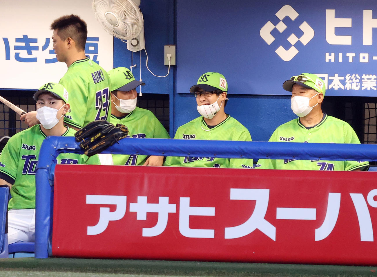 ヤクルト対DeNA　試合前、ベンチでメガネをかけたヤクルト山田哲（中央右）は顔をしかめる（撮影・垰建太）