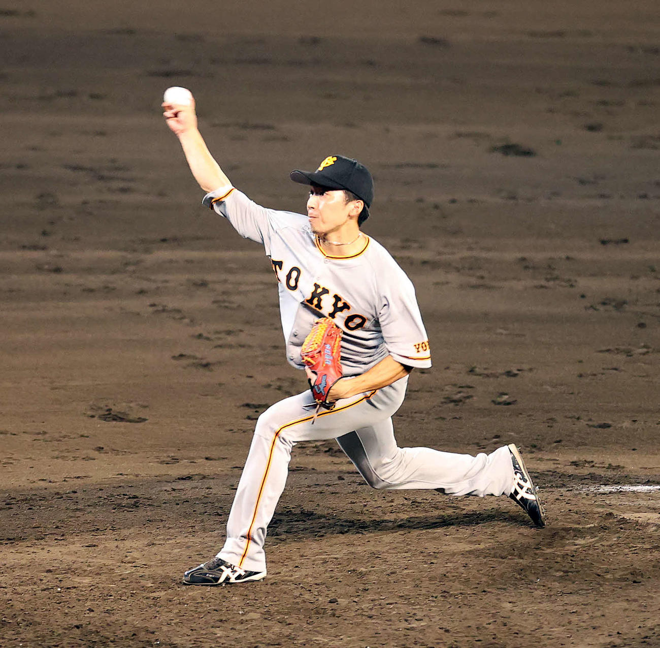 阪神戦の8回途中から巨人6番手として登板する増田大輝（2020年8月6日撮影）