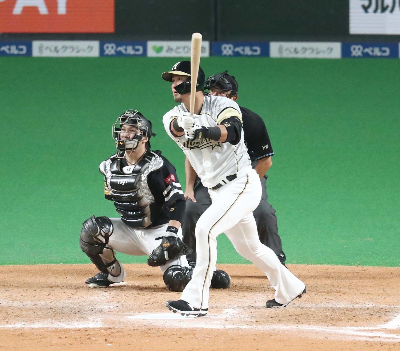 日本ハム対ソフトバンク　9回裏日本ハム1死、右越え本塁打を放つ中田（撮影・黒川智章）