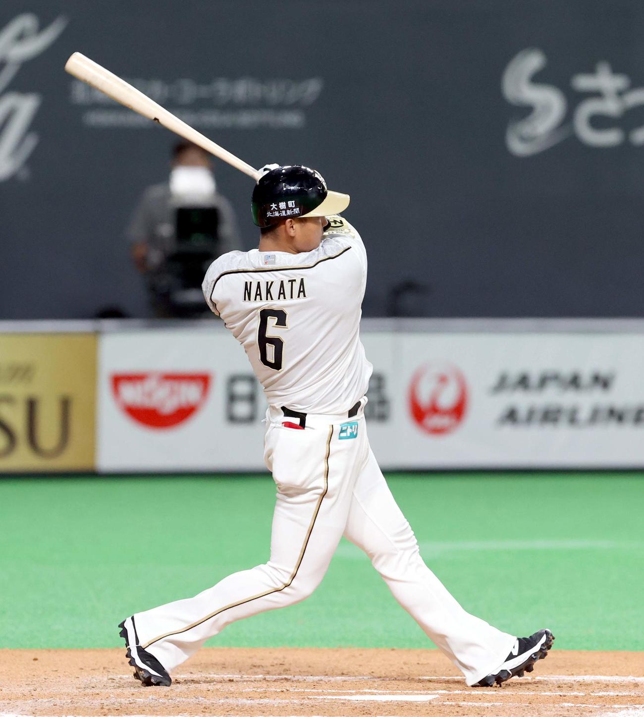 日本ハム対ソフトバンク　4回裏日本ハム無死、中田は二塁打を放つ（撮影・佐藤翔太）