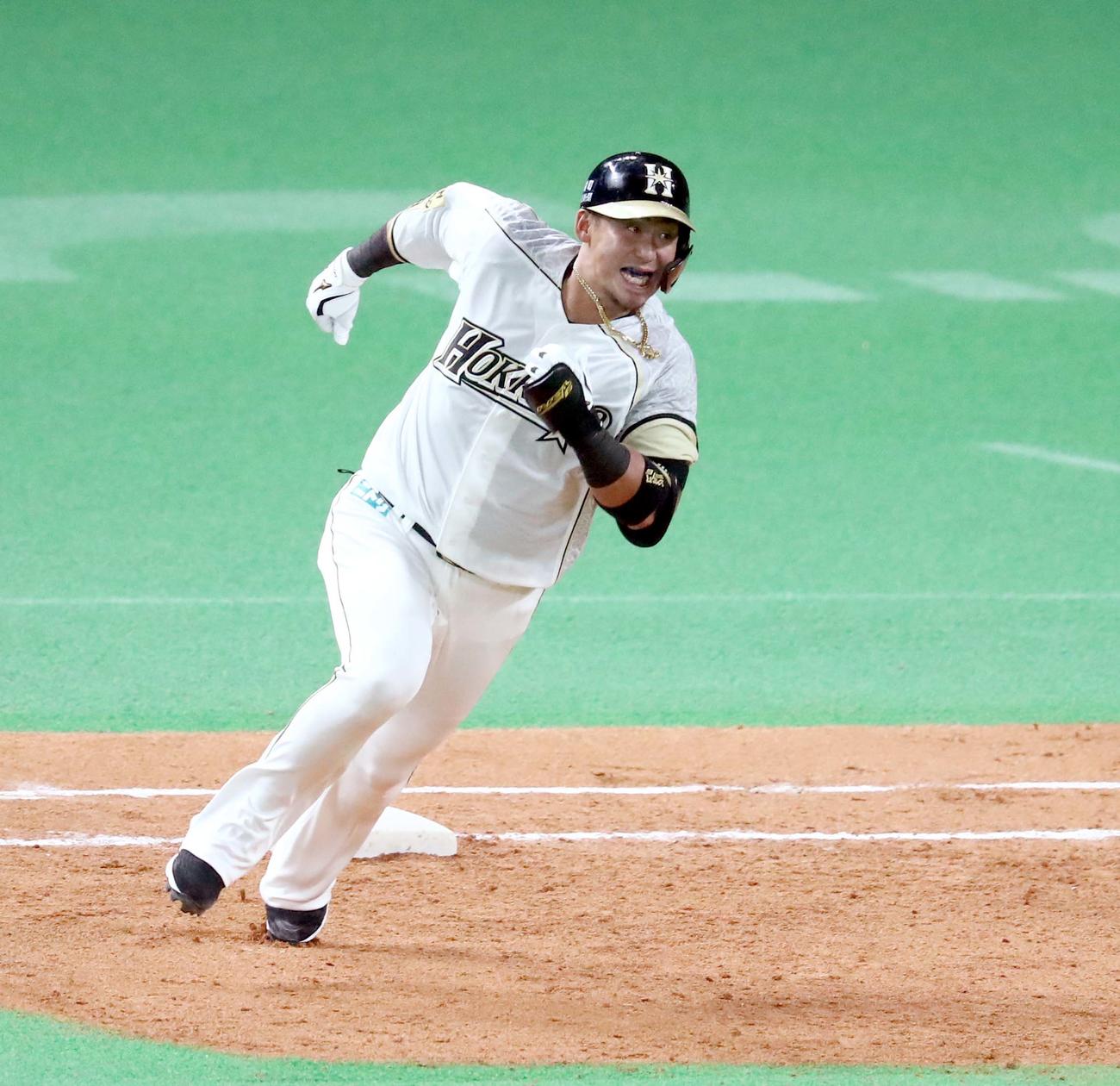 日本ハム対ソフトバンク　4回裏日本ハム無死、左翼線に二塁打を放つ中田（撮影・黒川智章）
