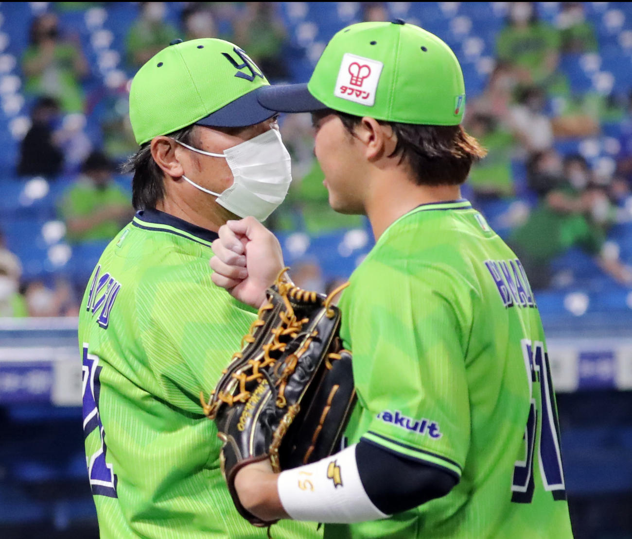 ヤクルト対DeNA　DeNAに連勝しヤクルト高津監督（左）は浜田とエアタッチ（撮影・垰建太）