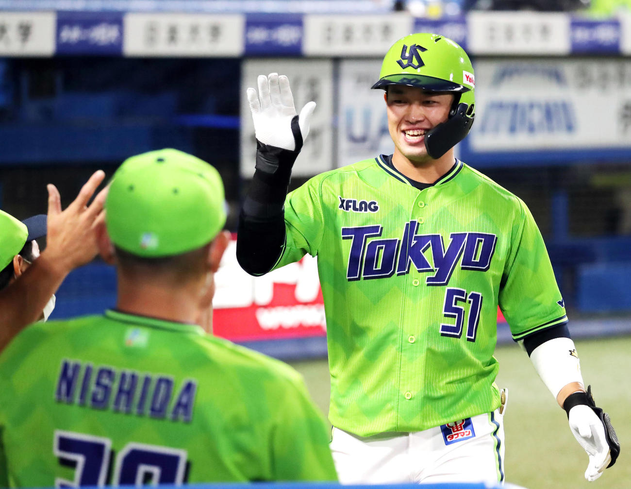 ヤクルト対DeNA　5回裏ヤクルト1死、左中間に本塁打を放ちナインの出迎えを受ける浜田（撮影・垰建太）