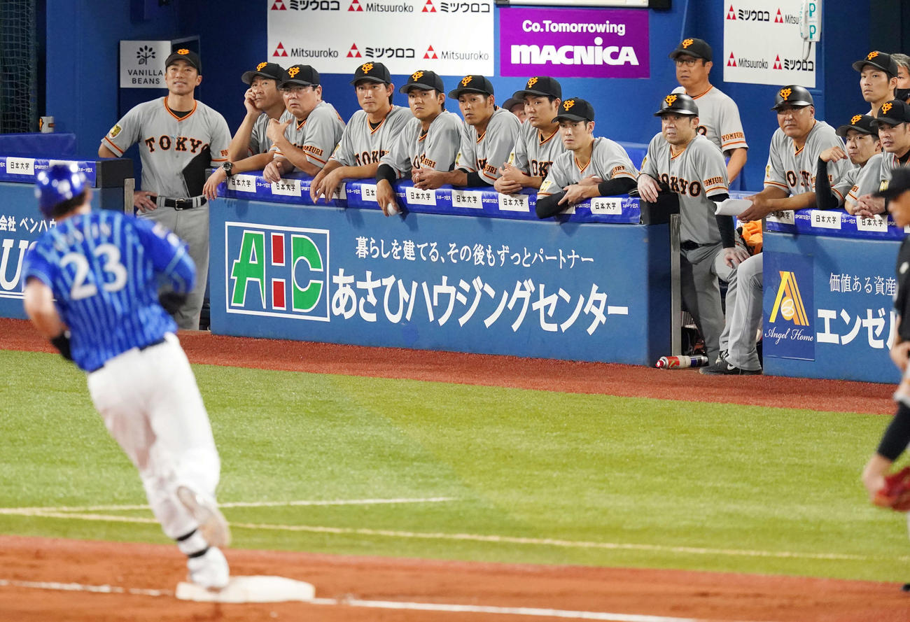 DeNA対巨人　3回裏DeNA無死二、三塁、3点本塁打を放ったオースティン（手前）を見つめる巨人ナイン（撮影・江口和貴）