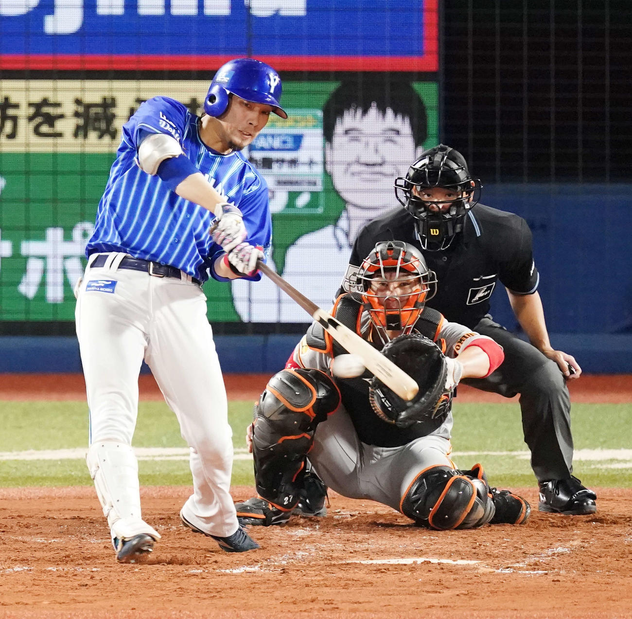 DeNA対巨人　2回裏DeNA1死二、三塁、右前に先制2点適時打を放つ倉本（撮影・江口和貴）