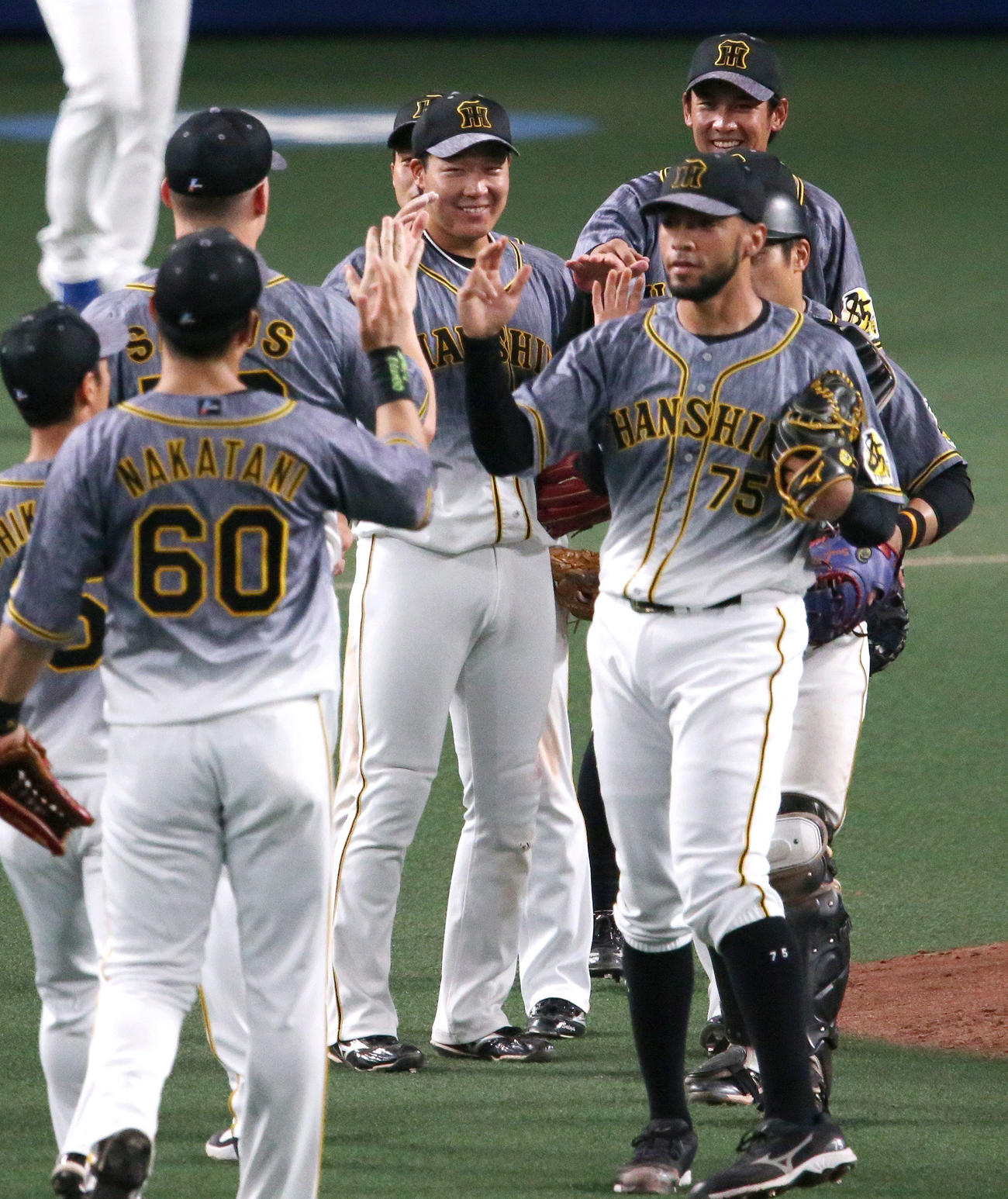 中日対阪神　中日に勝利しハイタッチして喜ぶ阪神ナイン（撮影・上山淳一）