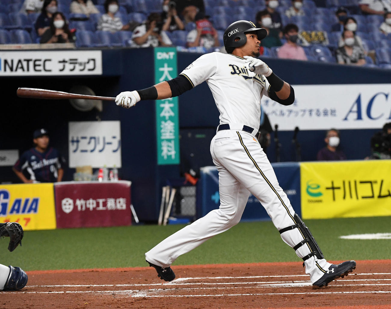 オリックス対西武　2回裏オリックス無死一塁、モヤは先制の右越え2点本塁打を放つ（撮影・前岡正明）