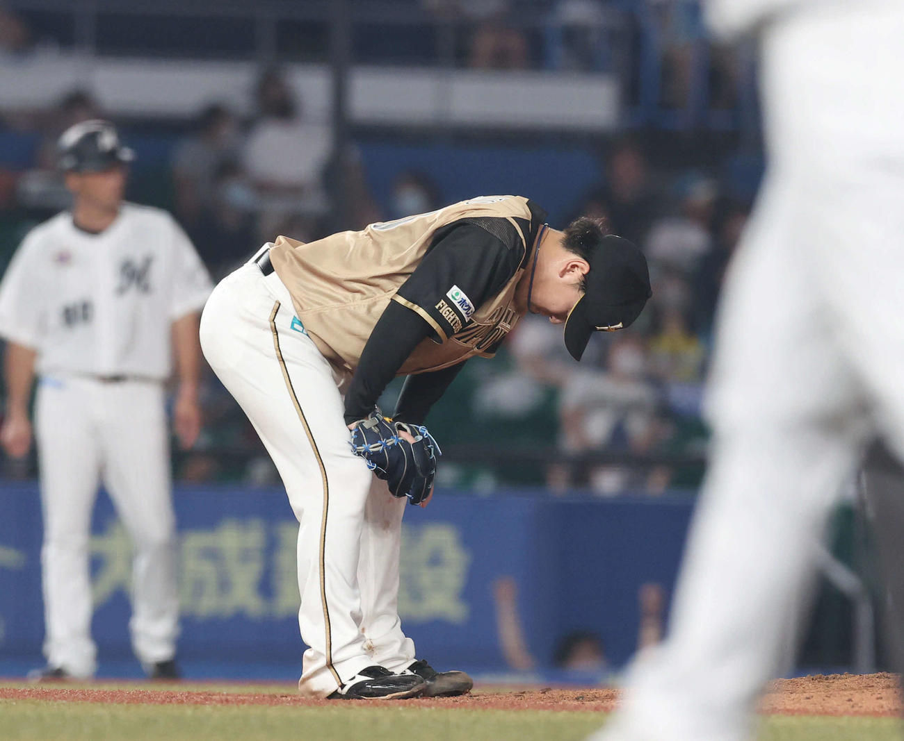 2020年8月13日のロッテ対日本ハム　5回裏ロッテ2死、レオネス・マーティンにソロ本塁打を浴びこの回3本の本塁打を許した日本ハム河野竜生はひざに手をつき肩を落とす