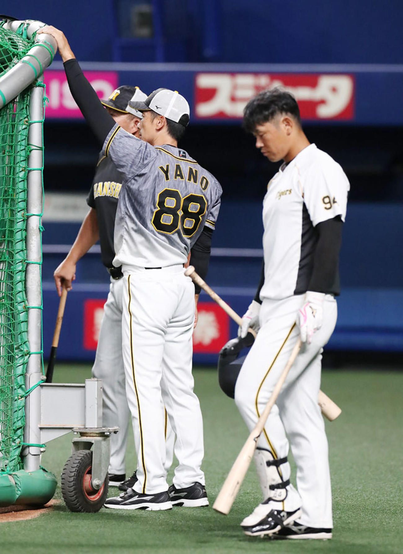 中日対阪神　井上打撃コーチ（左）と話す矢野監督、右は昇格した原口（撮影・加藤哉）