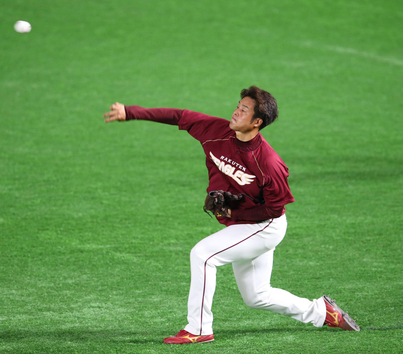 19日のソフトバンク戦でプロ初登板初先発が有力な滝中瞭太はキャッチボールで調整（撮影・梅根麻紀）