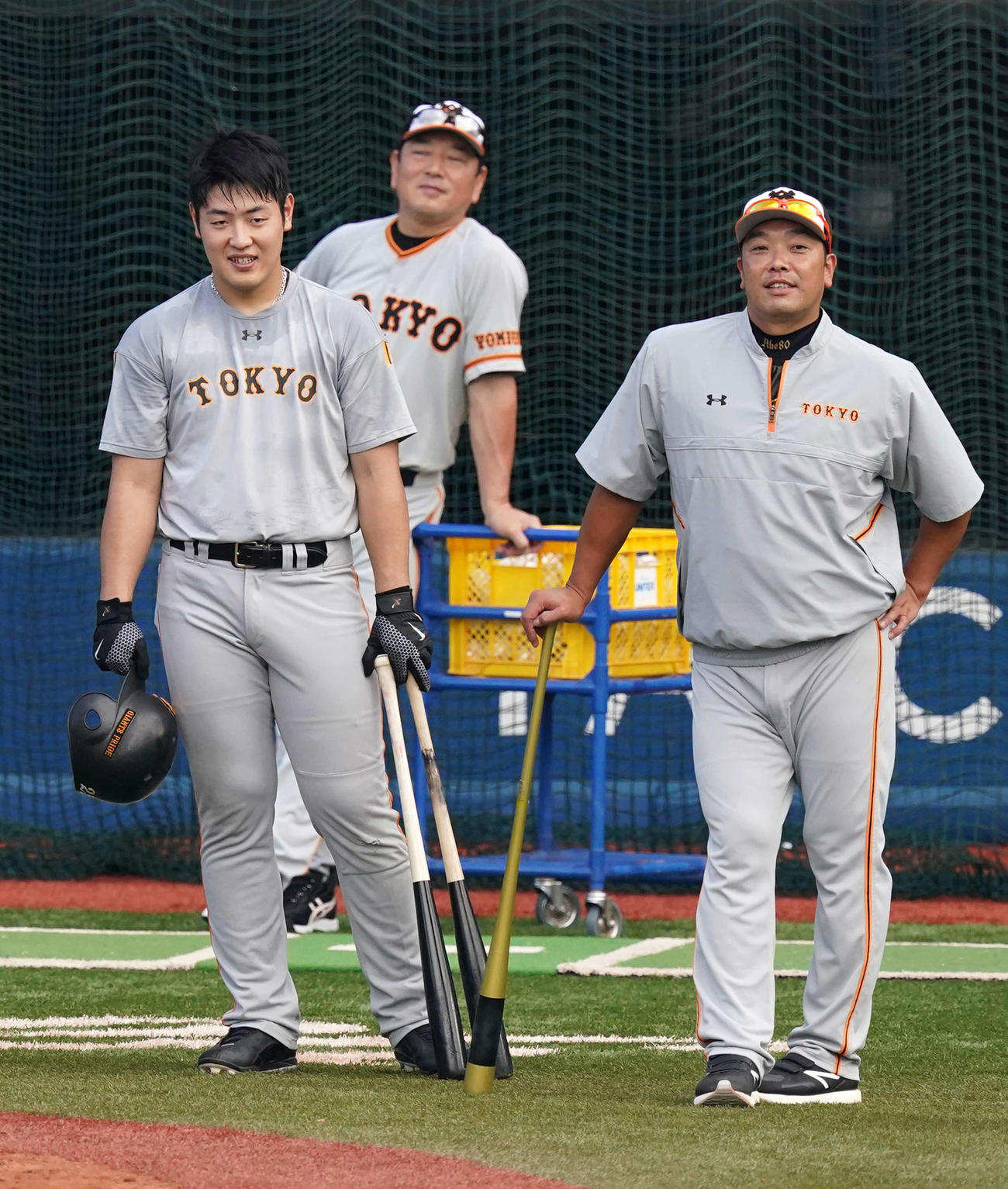 DeNA対巨人　試合前、打撃練習を行う巨人岡本（左）。右は阿部ヘッドコーチ代行（撮影・江口和貴）