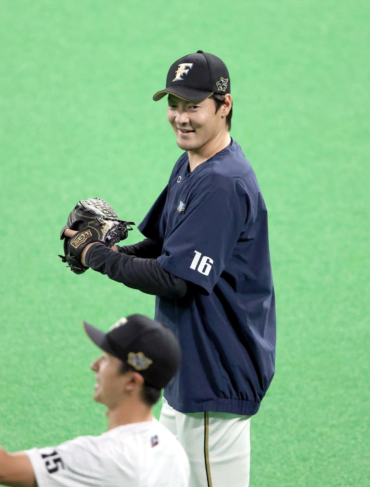 日本ハム対ソフトバンク　キャッチボール中、笑顔を見せる日本ハム有原（撮影・佐藤翔太）