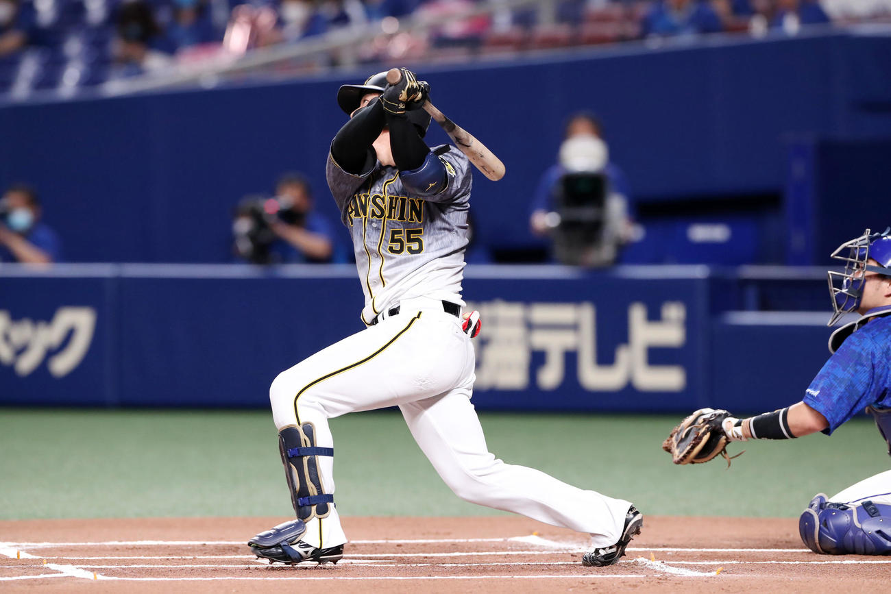 中日対阪神　1回表阪神1死、陽川は中越え本塁打を放つ（撮影・加藤哉）
