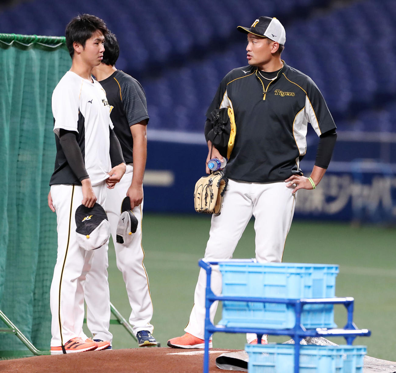 中日対阪神　マウンドを確認する秋山、左は浜地（撮影・加藤哉）