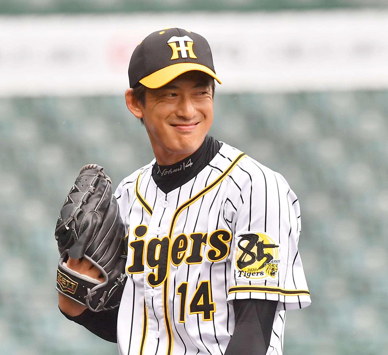 2番手で登板した能見は1回を無失点に抑え笑顔を見せる（撮影・上田博志）