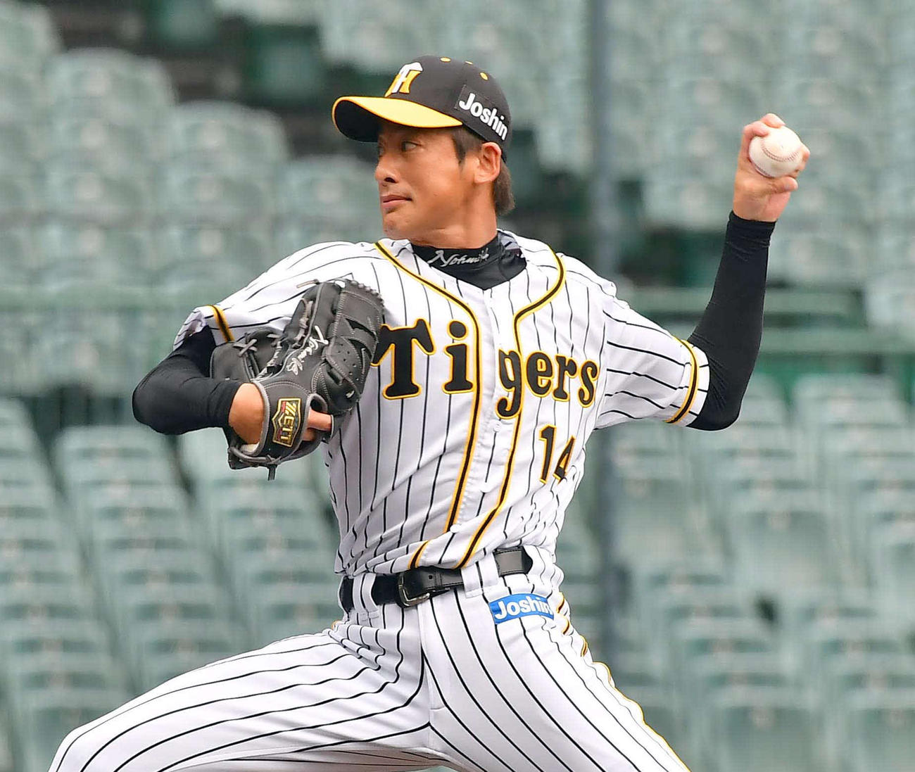 阪神2番手で登板し、1回を無失点に抑えた能見（撮影・上田博志）