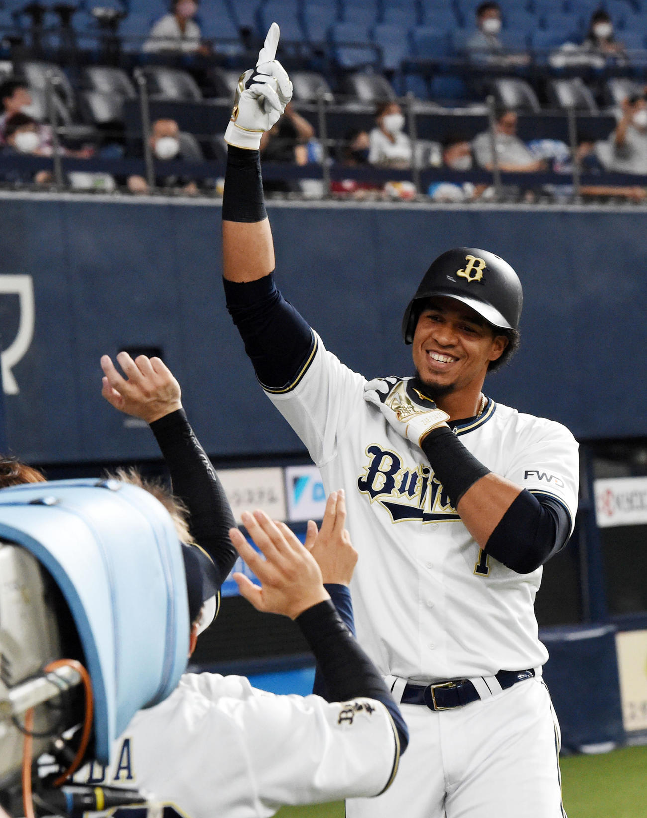 オリックス対西武　2回裏オリックス無死一塁、モヤは先制の右越え2点本塁打を放ちナインの祝福に笑顔を見せる（撮影・前岡正明）