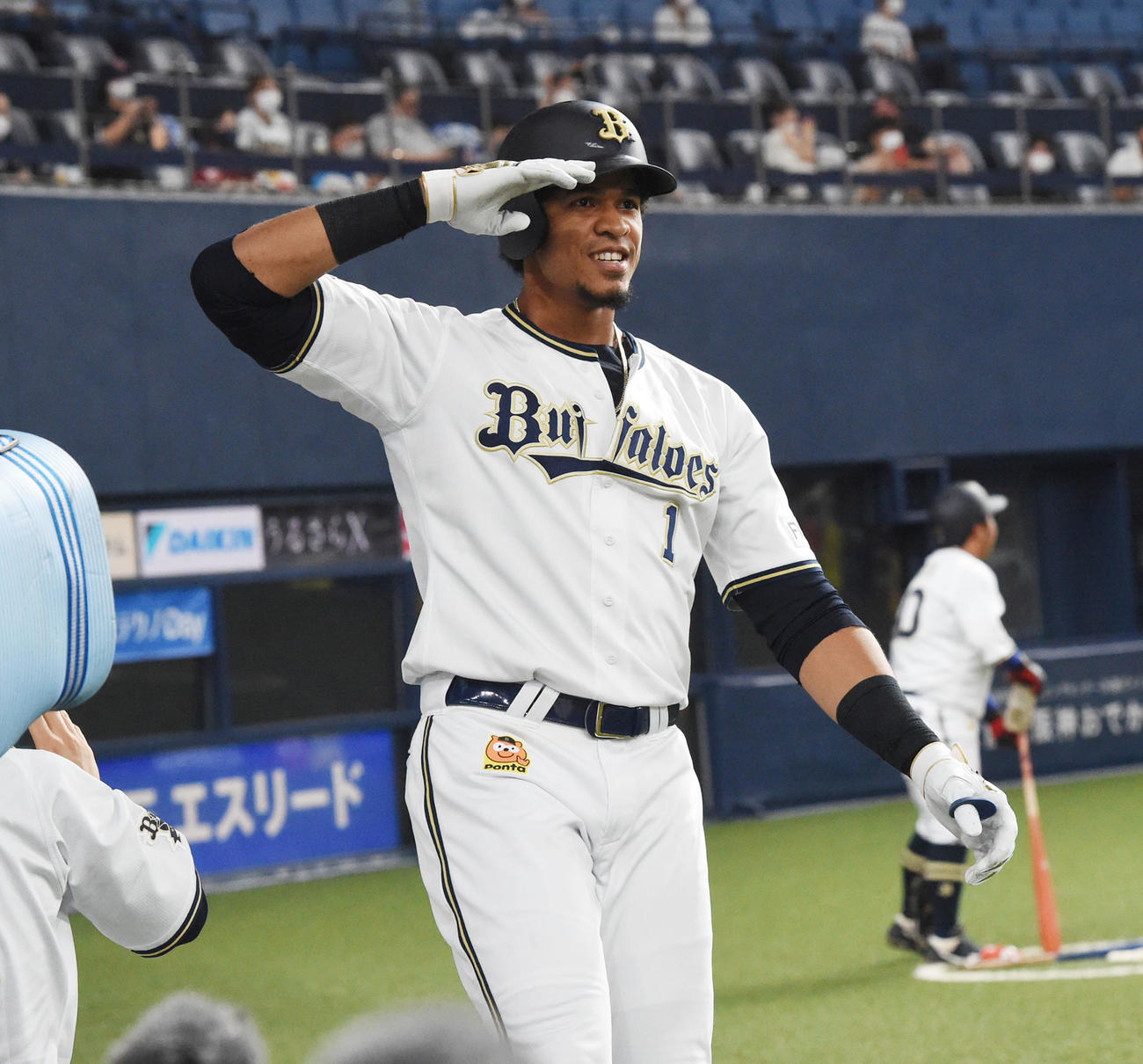 オリックス対西武　2回裏オリックス無死一塁、モヤは先制の右越え2点本塁打を放ちファンに敬礼（撮影・前岡正明）