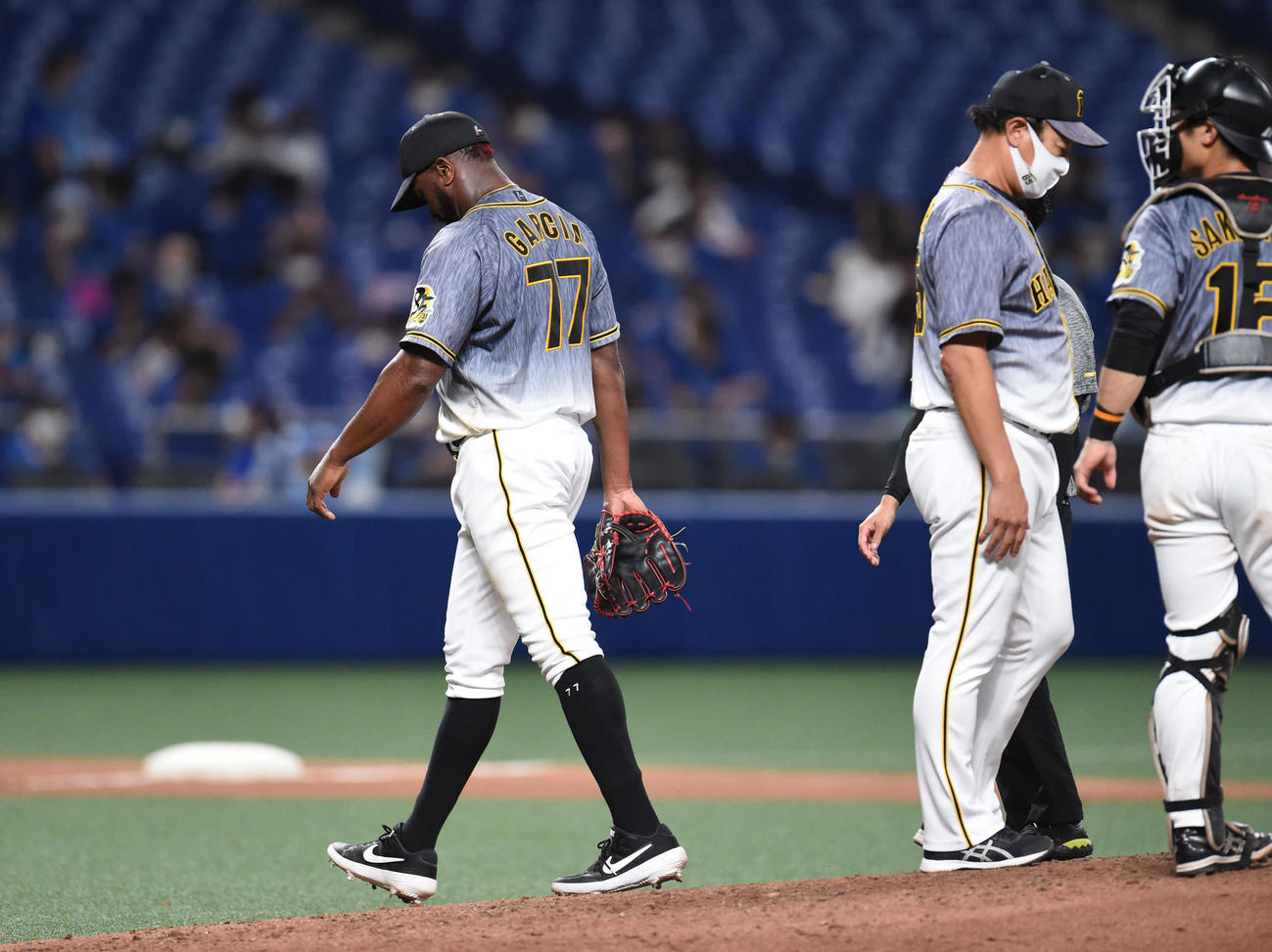 プロ野球中日対阪神　4回裏中日2死一、三塁、マウンドを降りる阪神先発のオネルキ・ガルシア（撮影・森本幸一）