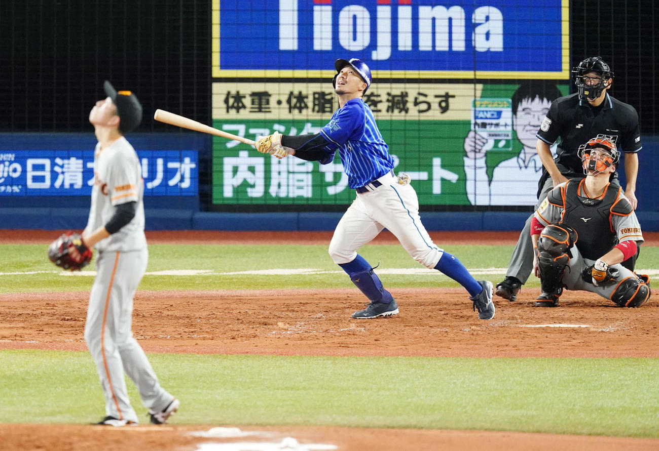 DeNA対巨人　5回裏DeNA無死、右中間にソロ本塁打を放つ梶谷（撮影・江口和貴）