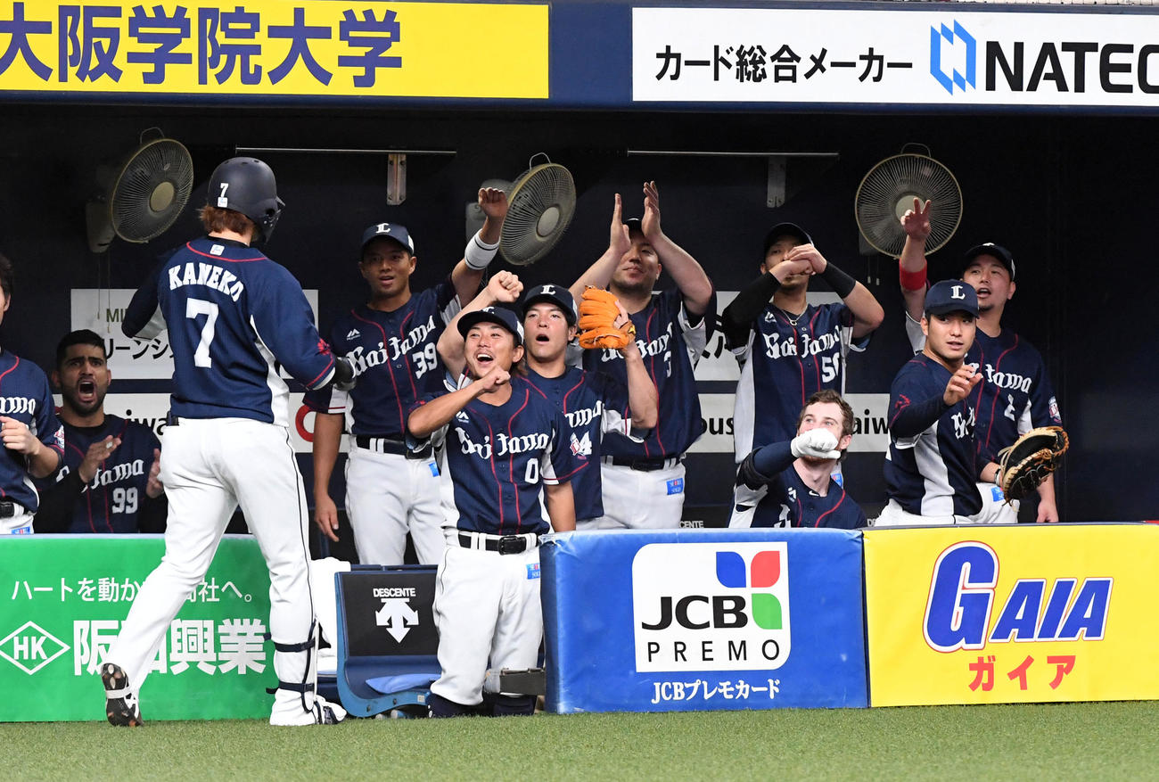 オリックス対西武　3回表西武無死、右越え2点本塁打を放った金子（左）を祝福する西武ナイン（撮影・前岡正明）