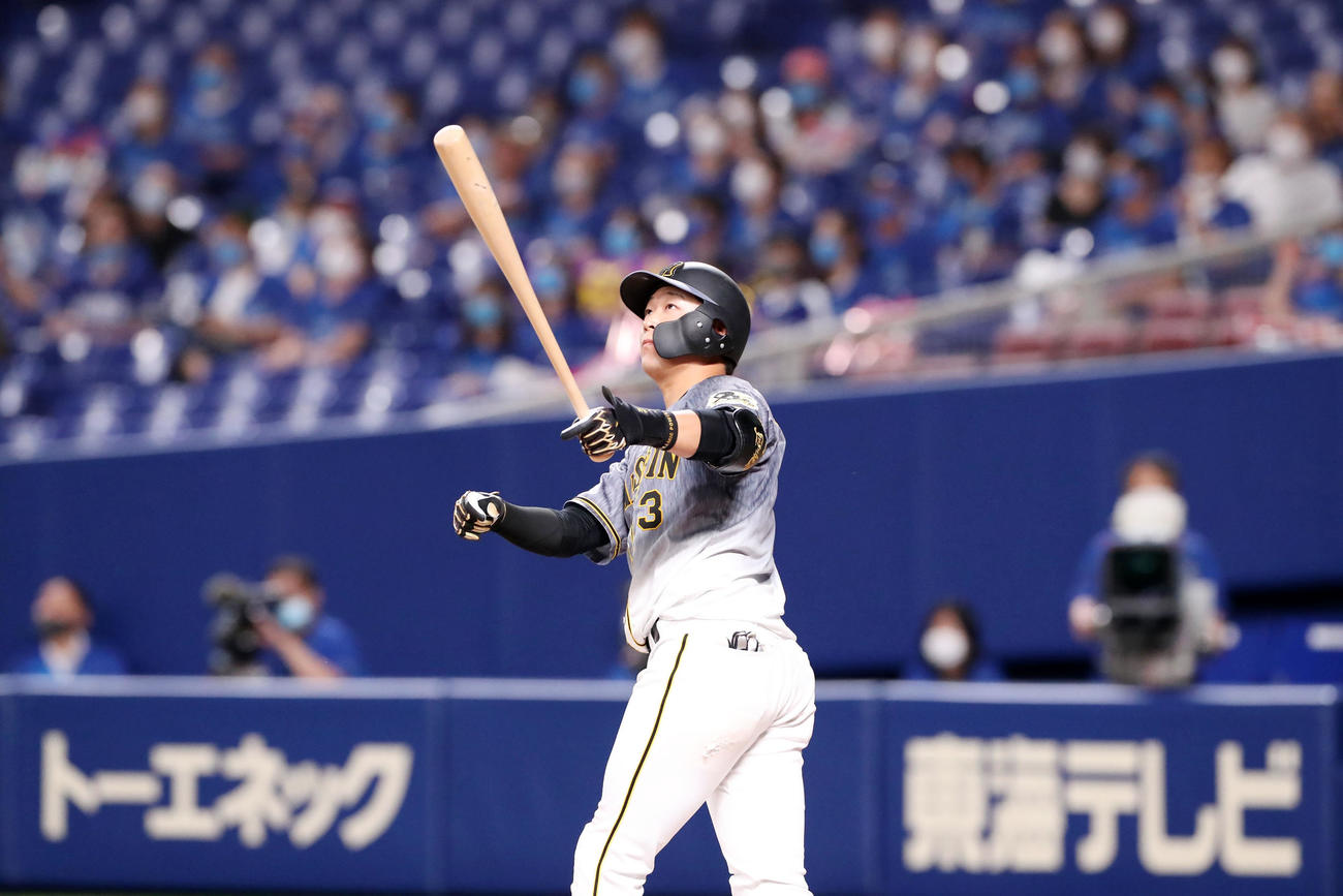 中日対阪神　6回表阪神無死満塁、大山は左越えに満塁弾を放つ（撮影・加藤哉）