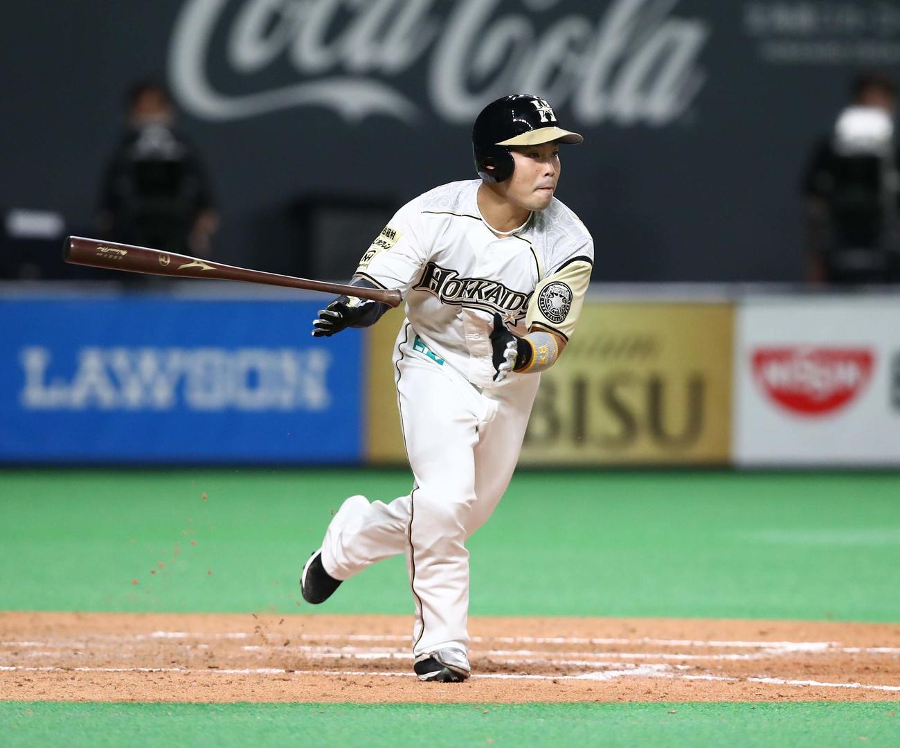 日本ハム対ロッテ　3回裏日本ハム2死満塁、右前適時打を放つ近藤（撮影・黒川智章）