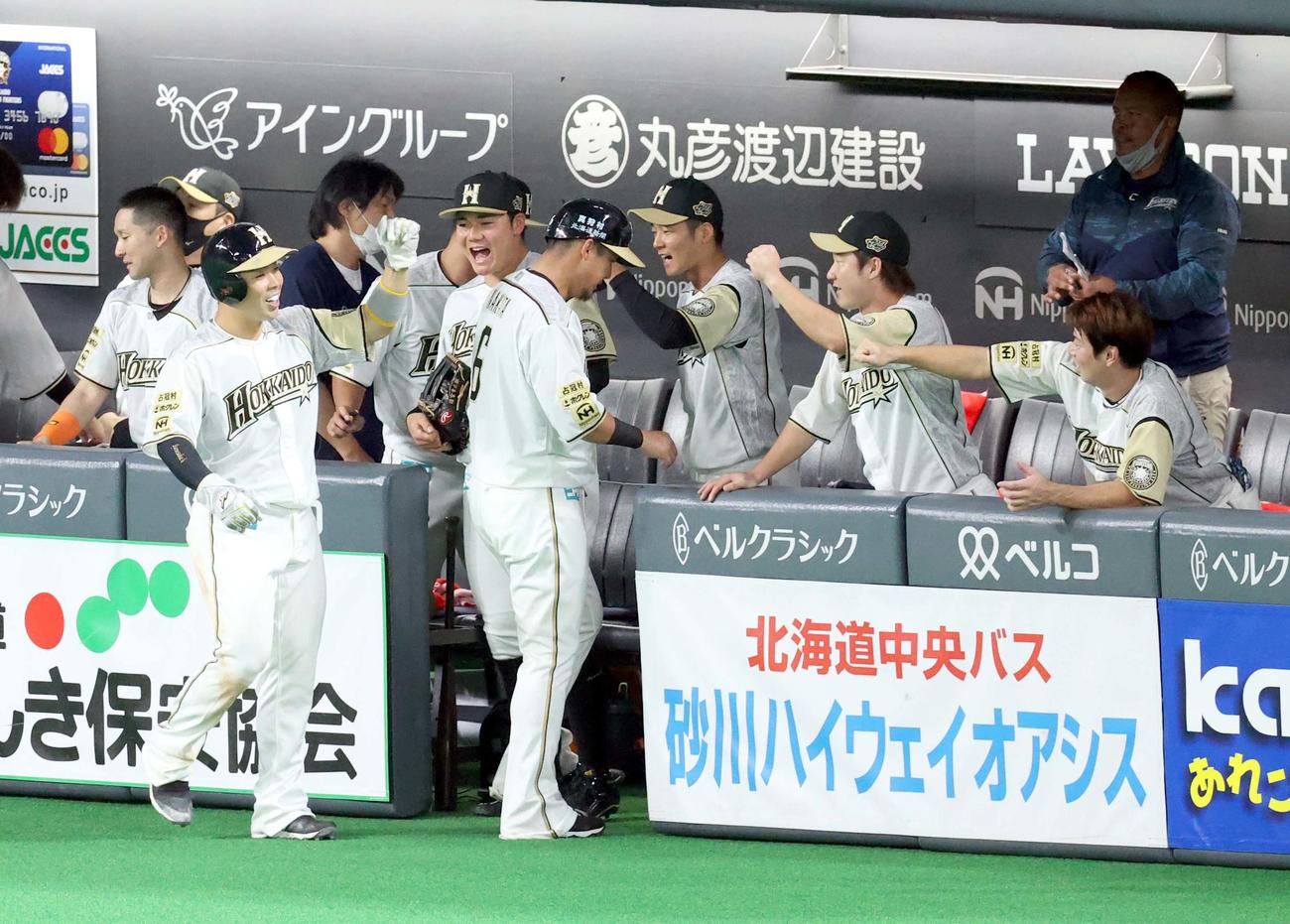 日本ハム対ロッテ　3回裏日本ハム2死一、二塁、大田の適時二塁打で生還しチームメートに出迎えられる近藤（左手前）（撮影・佐藤翔太）