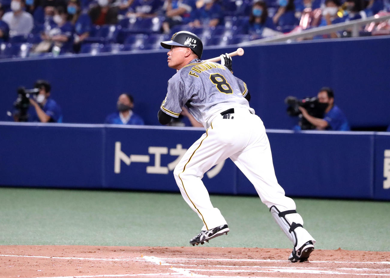 中日対阪神　6回表阪神無1死一、三塁、代打福留は左飛を放ち犠飛となる（撮影・加藤哉）