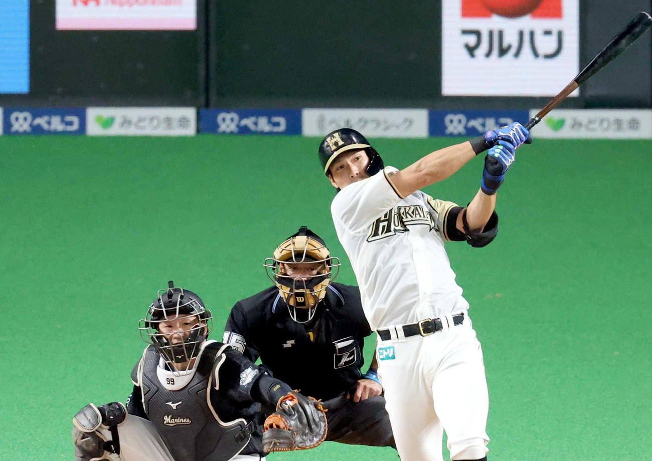 日本ハム対ロッテ　3回裏日本ハム2死一、二塁、大田は適時二塁打を放つ（撮影・佐藤翔太）