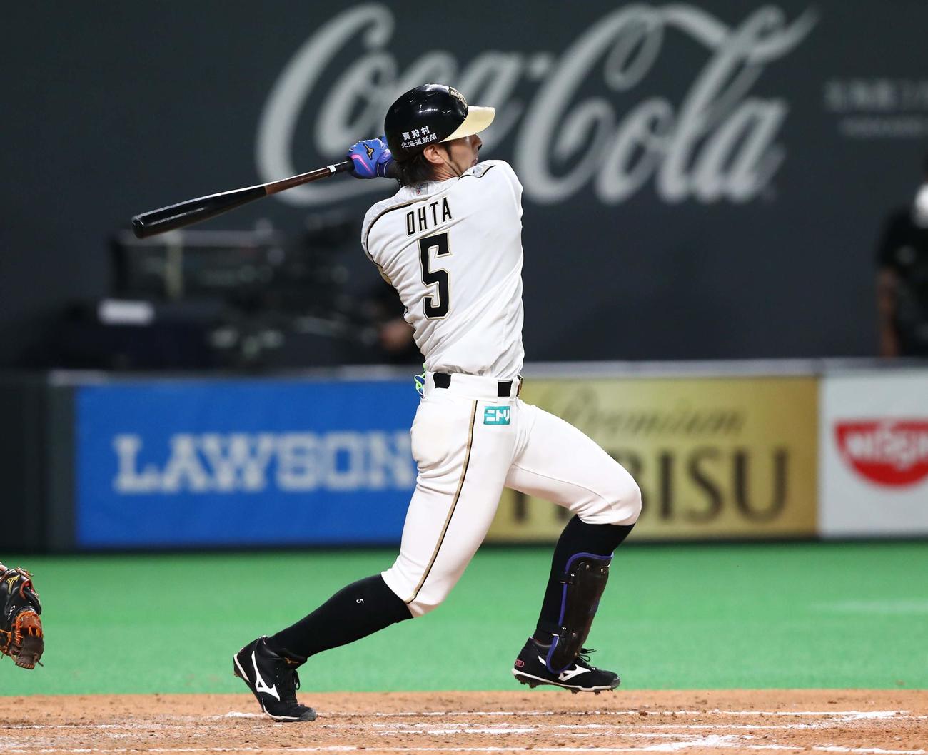 日本ハム対ロッテ　3回裏日本ハム2死一、二塁、左越え2点適時二塁打を放つ大田（撮影・黒川智章）