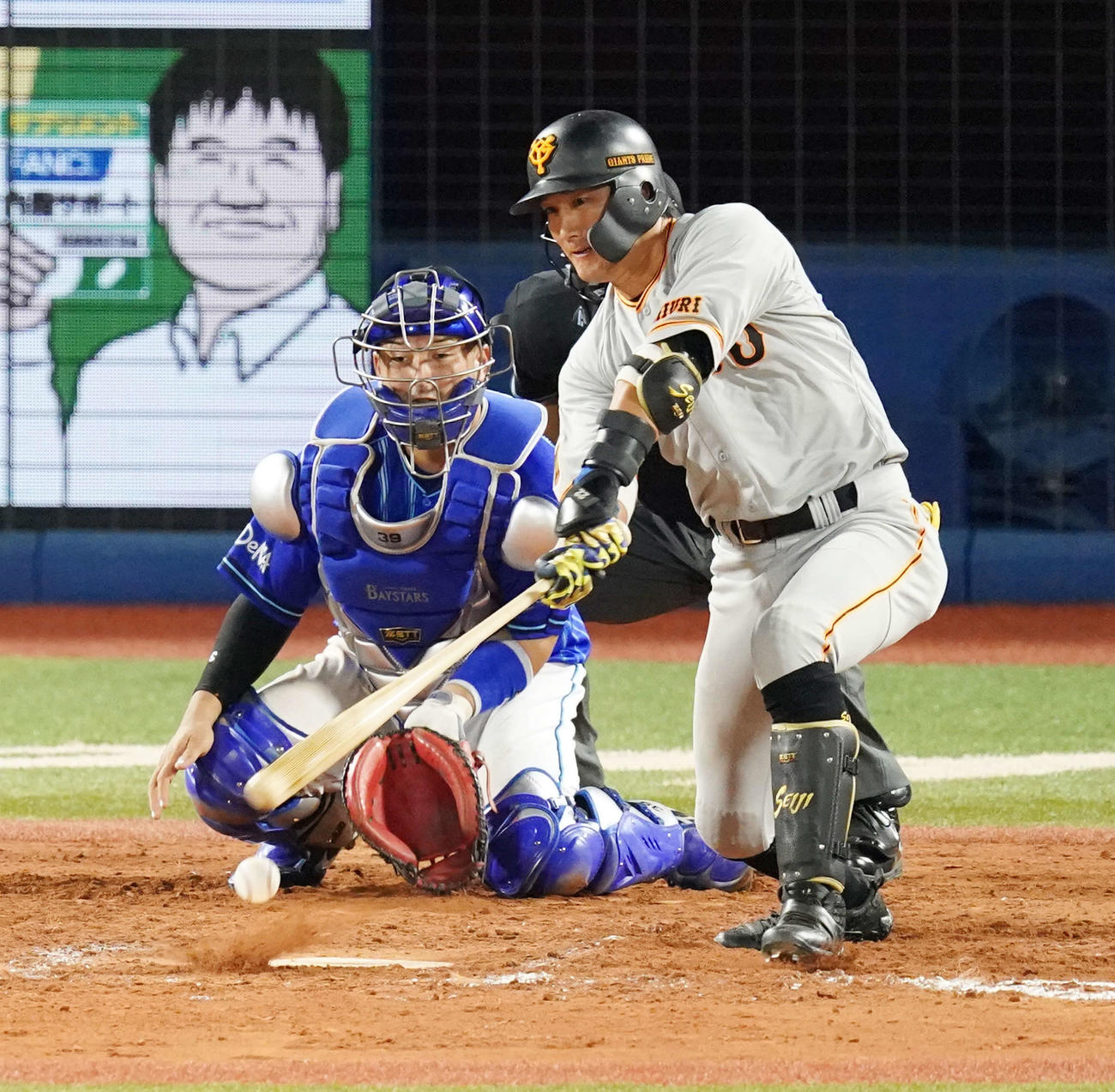 DeNA対巨人　8回表巨人1死、空振り三振に倒れる小林（撮影・江口和貴）
