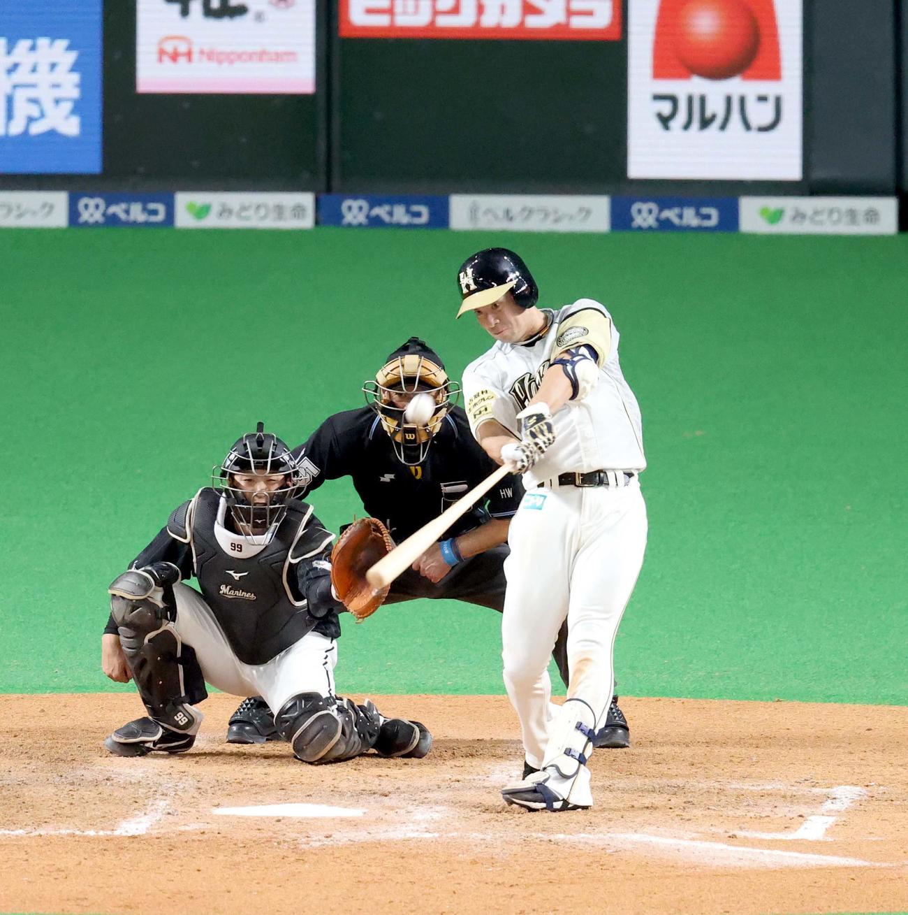 日本ハム対ロッテ　4回裏日本ハム2死一塁、松本は左越え2点本塁打を放つ（撮影・佐藤翔太）