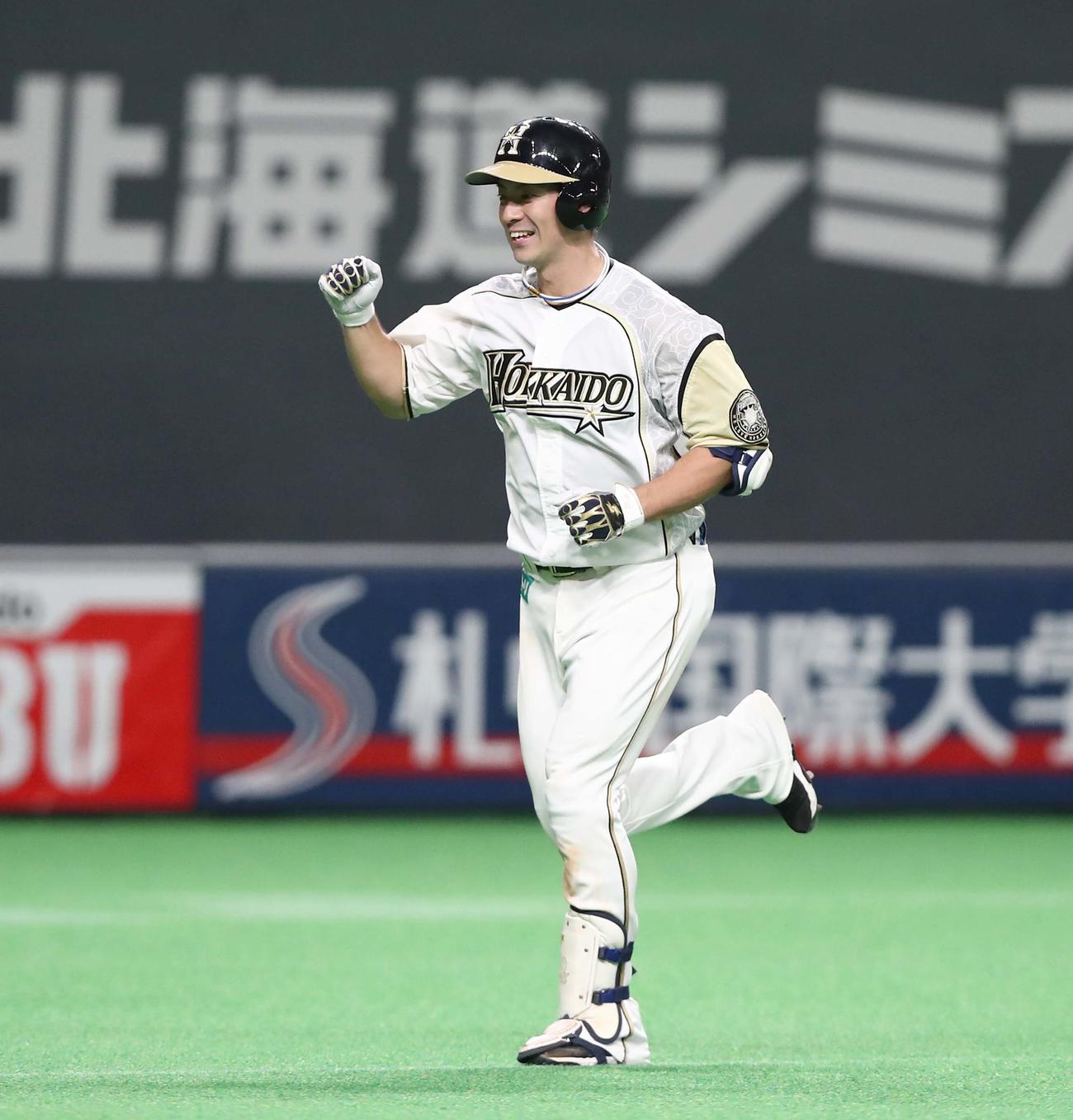 日本ハム対ロッテ　4回裏日本ハム2死一塁、左越え2点本塁打を放ちガッツポーズの松本（撮影・黒川智章）
