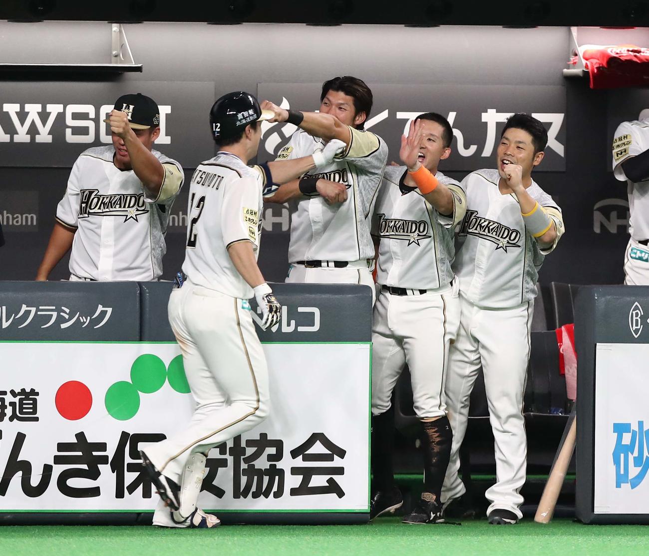日本ハム対ロッテ　4回裏、2点本塁打を放つナインに出迎えられる松本（撮影・黒川智章）