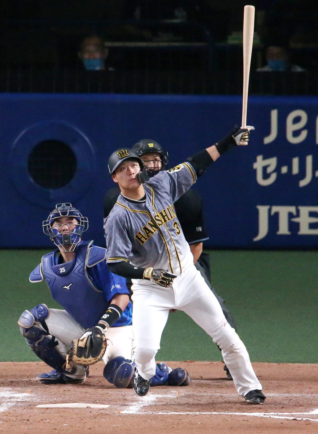 中日対阪神　7回裏阪神1死一塁、大山は左越え2点本塁打を放つ（撮影・上山淳一）
