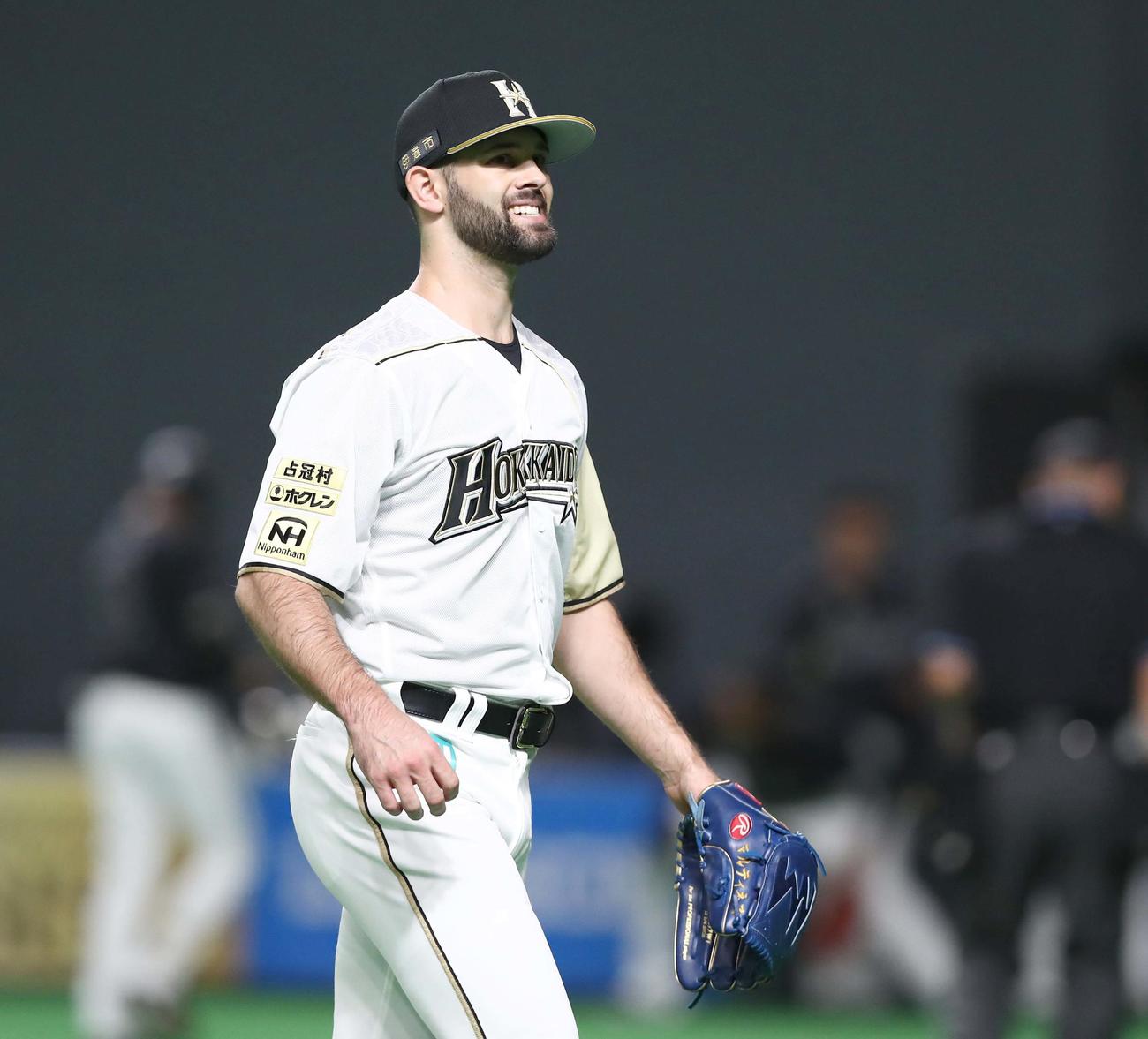 日本ハム対ロッテ　1回に失点し顔をしかめるマルティネス（撮影・黒川智章）