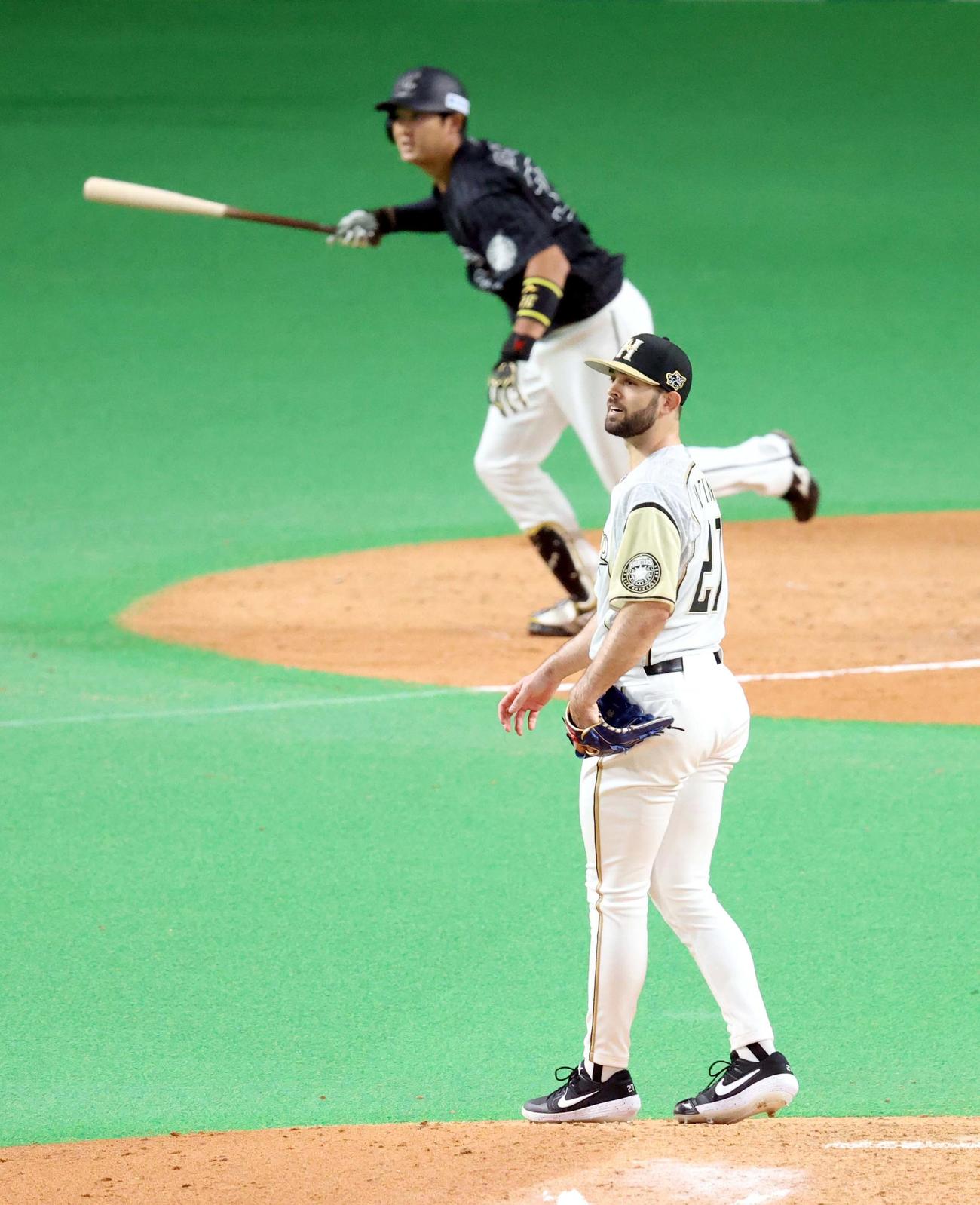 日本ハム対ロッテ　3回表ロッテ2死満塁、佐藤（左奥）に2点適時二塁打を打たれる日本ハム・マルティネス（撮影・佐藤翔太）
