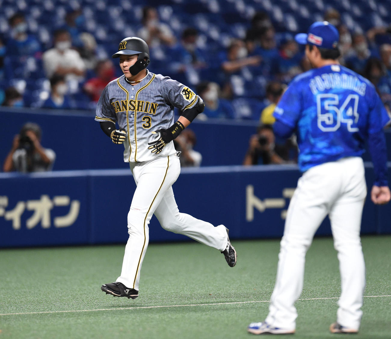 プロ野球中日対阪神　7回表阪神1死一塁、左越え2点本塁打を放った大山悠輔（撮影・森本幸一）