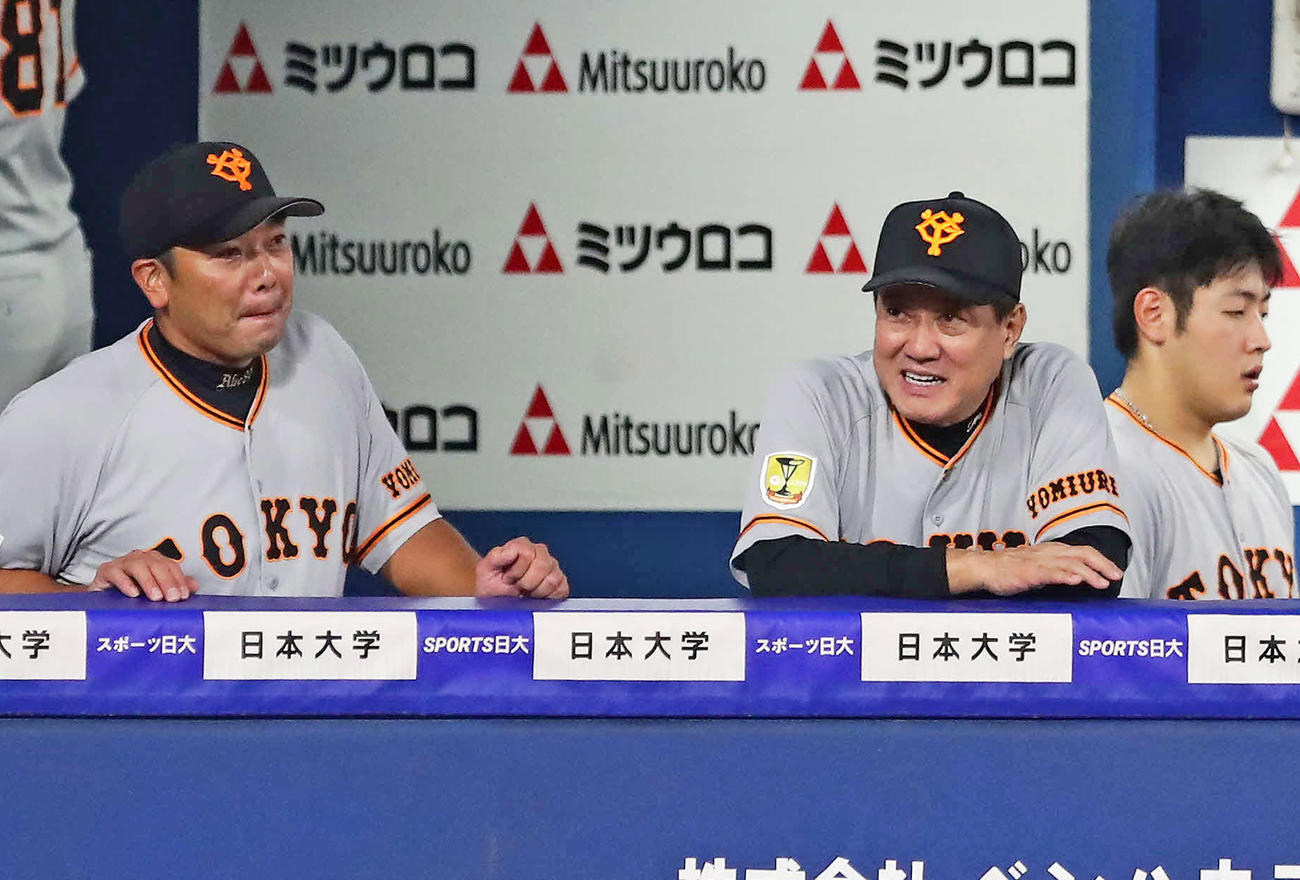 9回、阿部ヘッドコーチ代行（左）と話す巨人原監督（撮影・丹羽敏通）